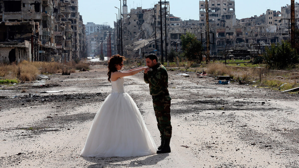 Una pareja celebra su boda entre las ruinas de la ciudad siria de Homs