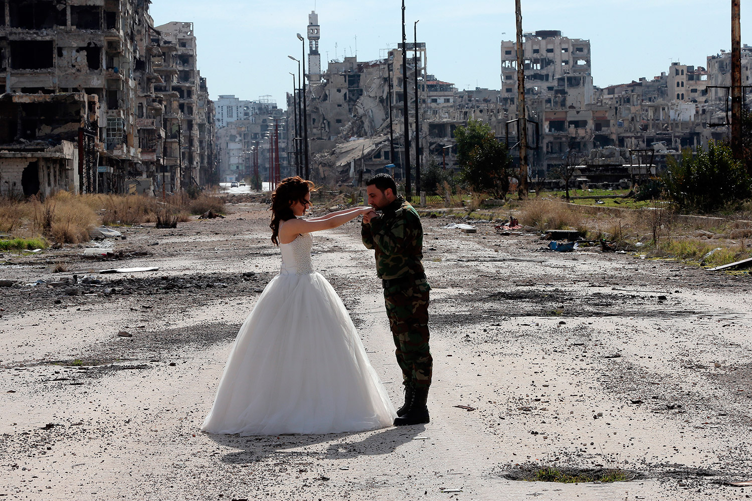 Una pareja celebra su boda entre las ruinas de la ciudad siria de Homs