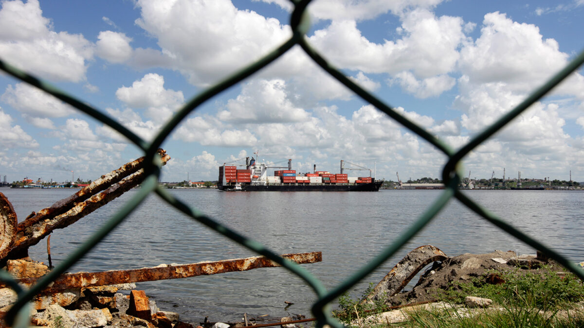 Rescatan a un buque de bandera panameña secuestrado por piratas en África