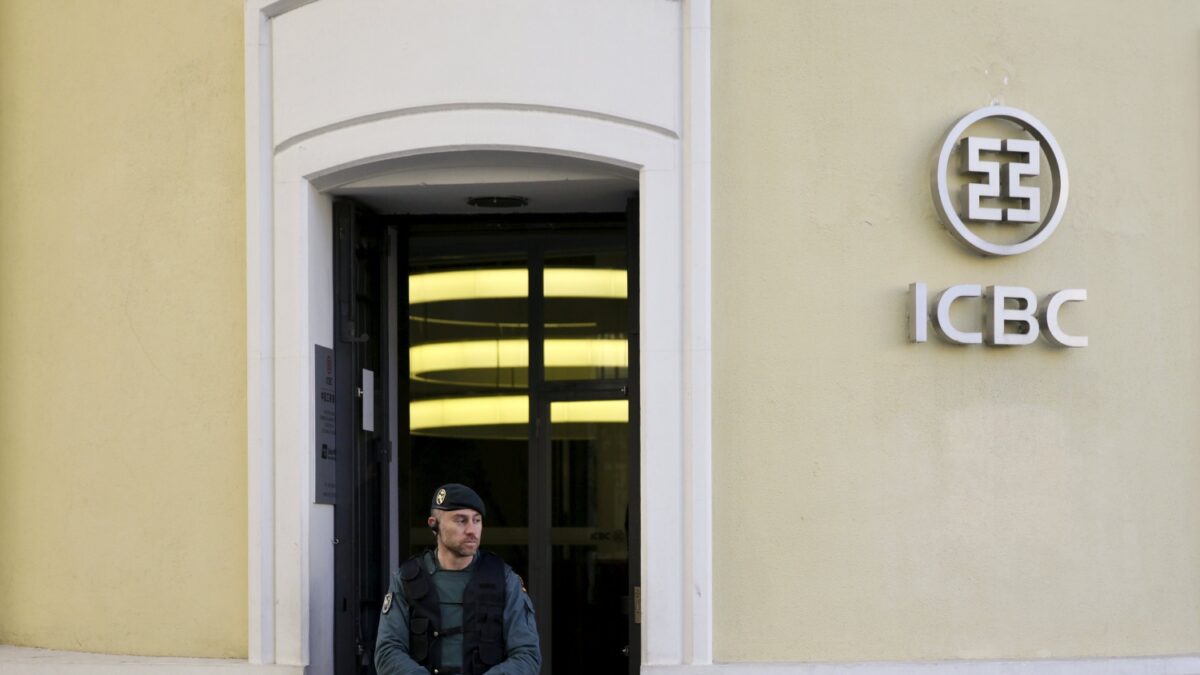 La Guardia Civil registra la sede del banco chino ICBC y detiene a cinco personas por blanqueo