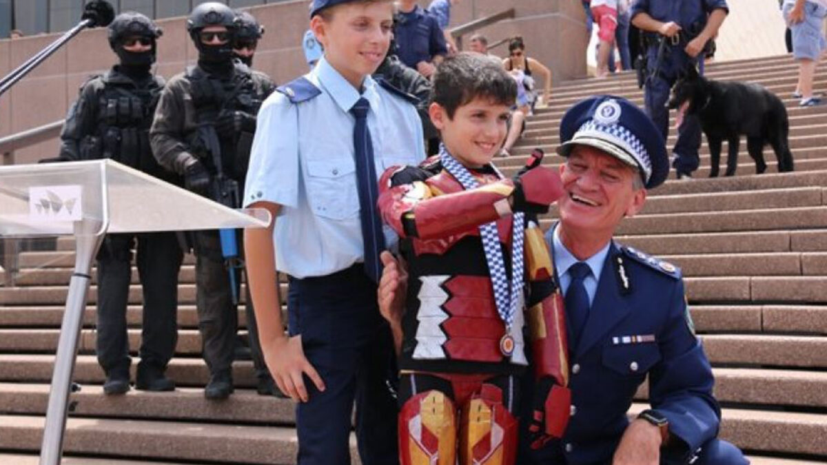 Niño enfermo cumple su deseo de convertirse en superhéroe mundial