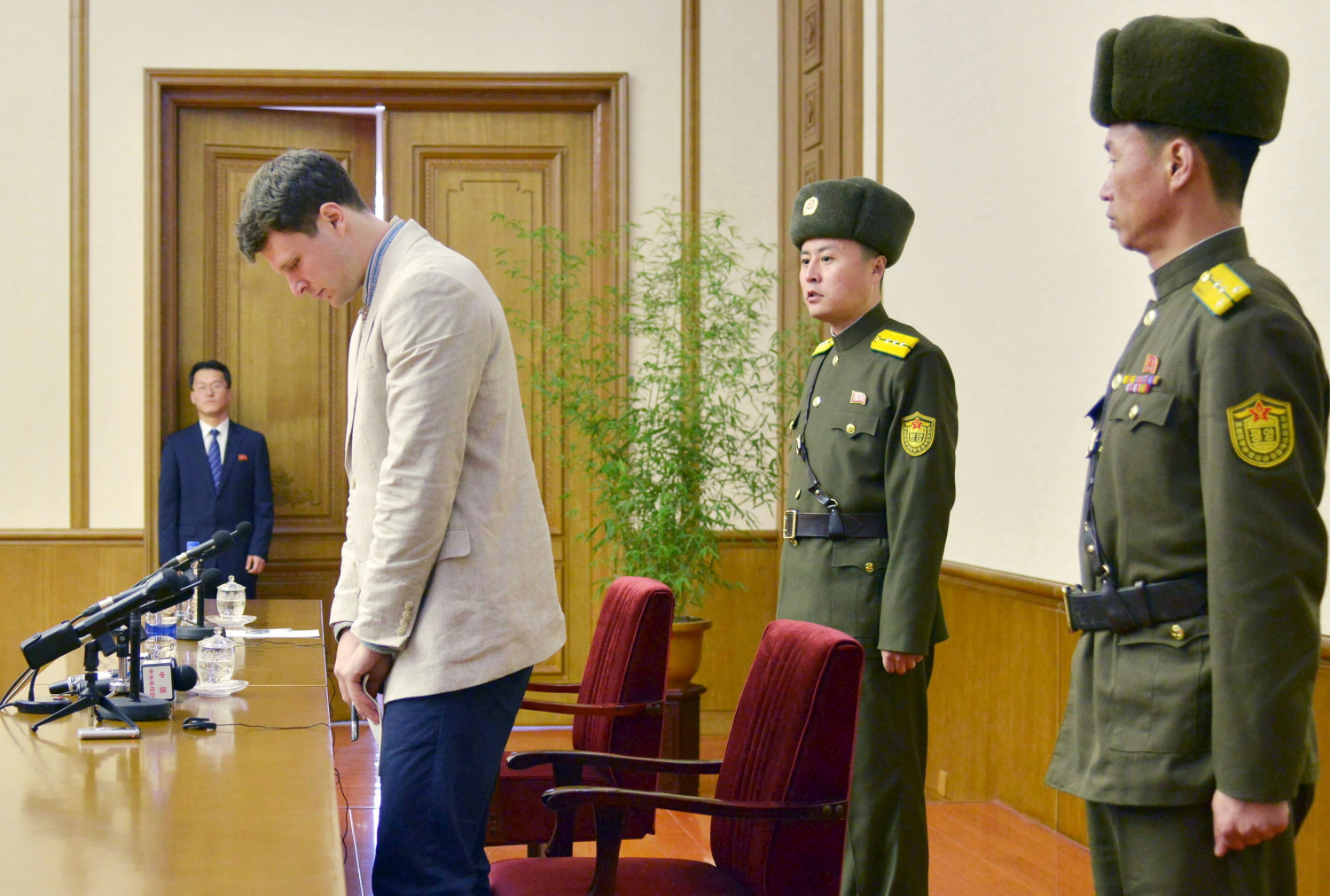 Lágrimas y disculpas del estudiante norteamericano detenido en Corea del Norte