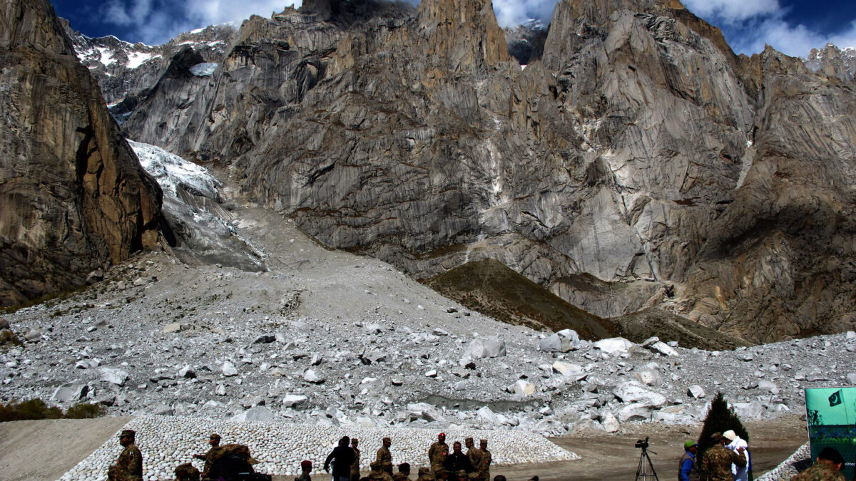 Un soldado sobrevive tras seis días sepultado bajo ocho metros de nieve en el Himalaya