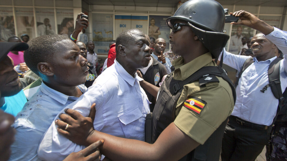 Detienen al principal opositor de Uganda a tres días de las elecciones presidenciales