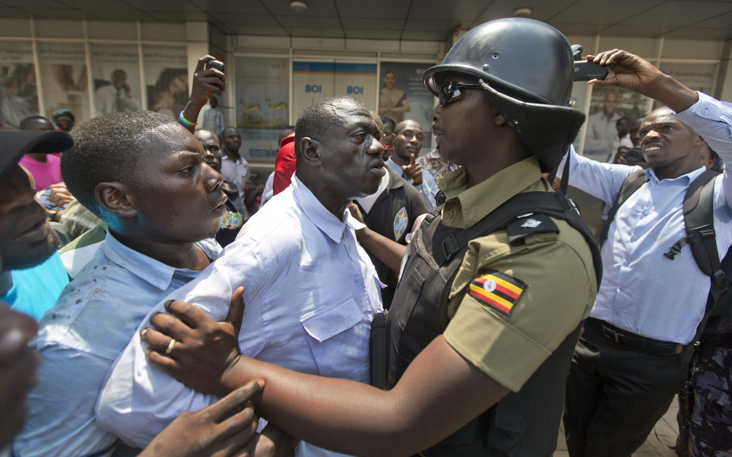 Detienen al principal opositor de Uganda a tres días de las elecciones presidenciales