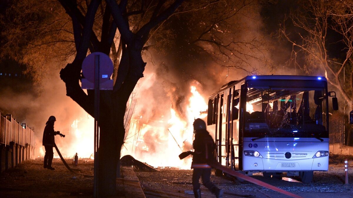 Ataque con coche bomba contra un convoy militar en Ankara