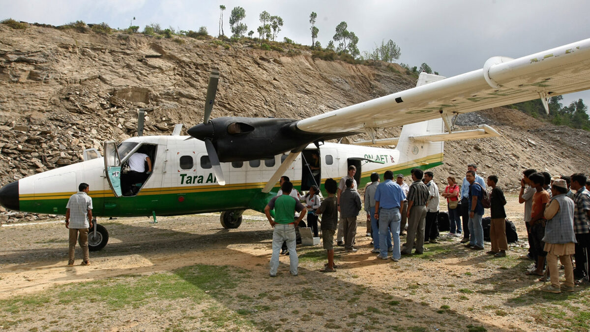 Un avión con 23 personas a bordo se estrella en el Himalaya