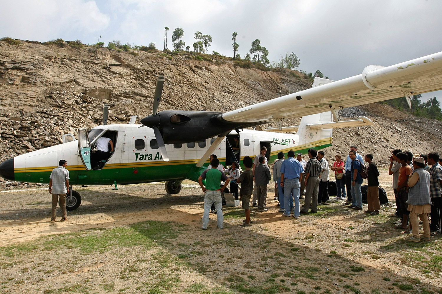 Un avión con 23 personas a bordo se estrella en el Himalaya