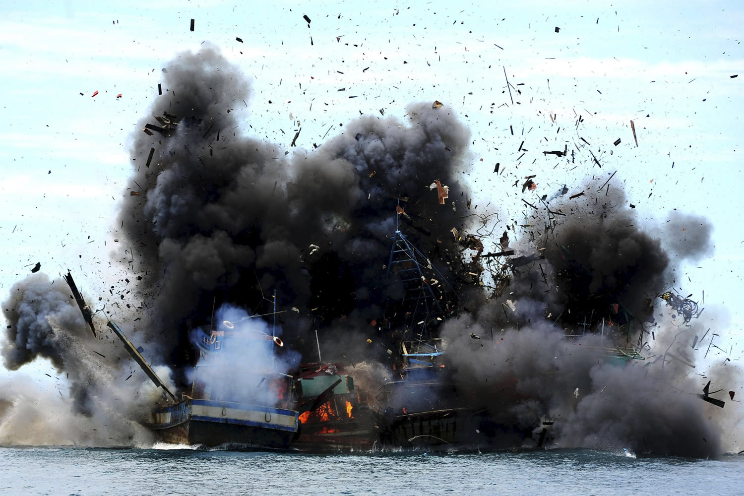 Indonesia comienza a dinamitar barcos de pesca extranjeros