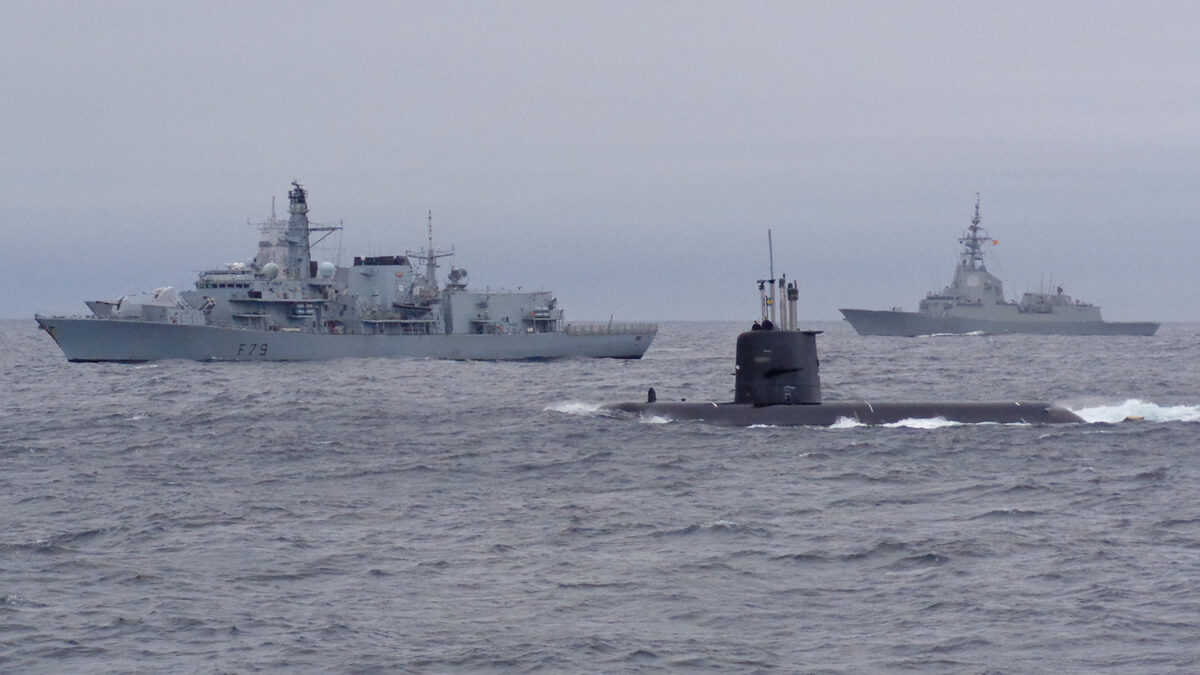 Barcos de guerra de la OTAN inician la misión contra los traficantes de refugiados