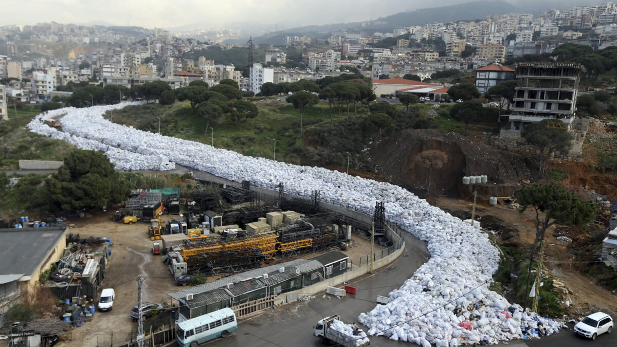 Líbano, al borde de la catástrofe sanitaria, vuelve a ahogarse en basura