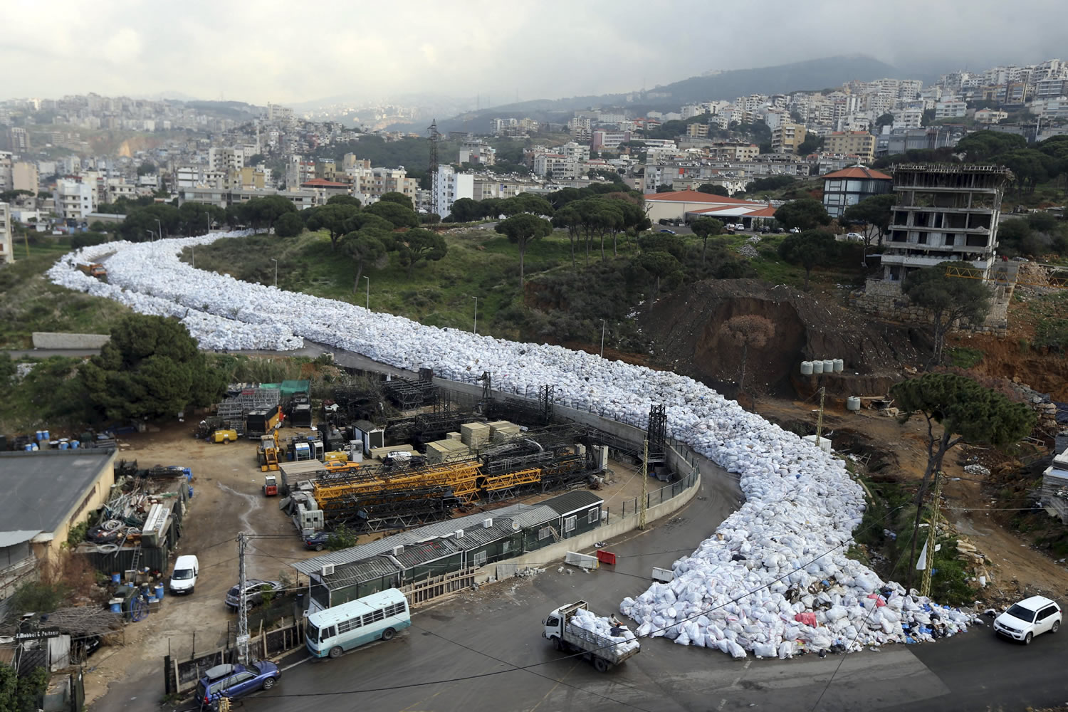 Líbano, al borde de la catástrofe sanitaria, vuelve a ahogarse en basura