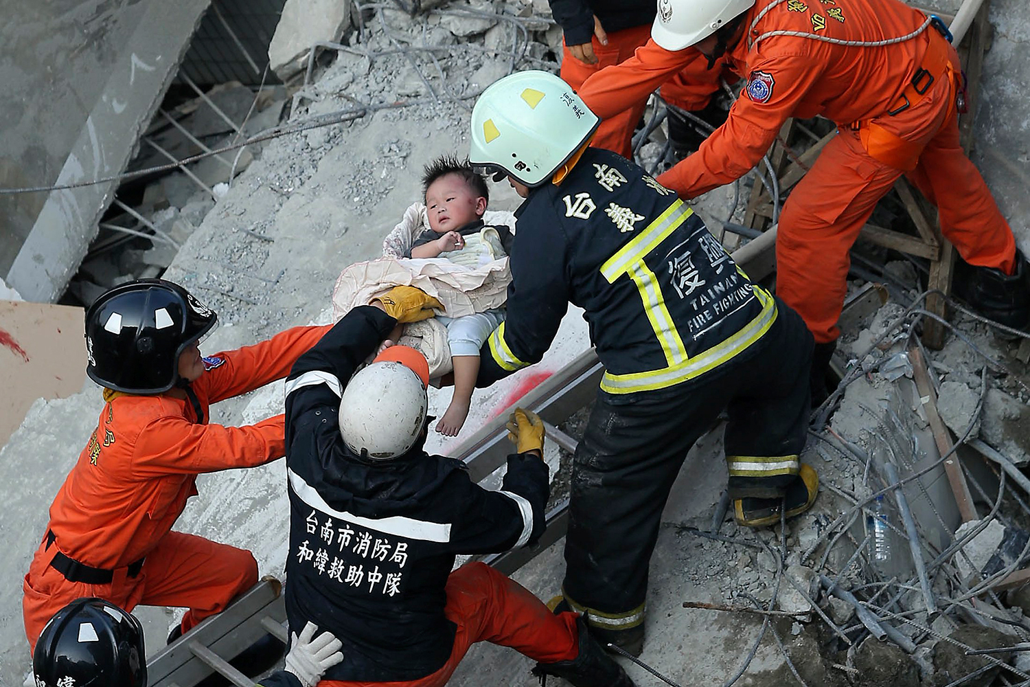 Rescatan con vida a un bebé atrapado durante 48 horas bajo toneladas de escombros