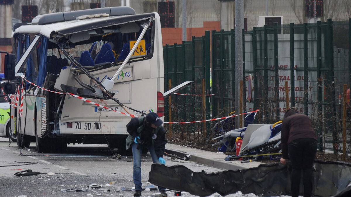 Mueren seis escolares al chocar un autobús contra un camión en Francia