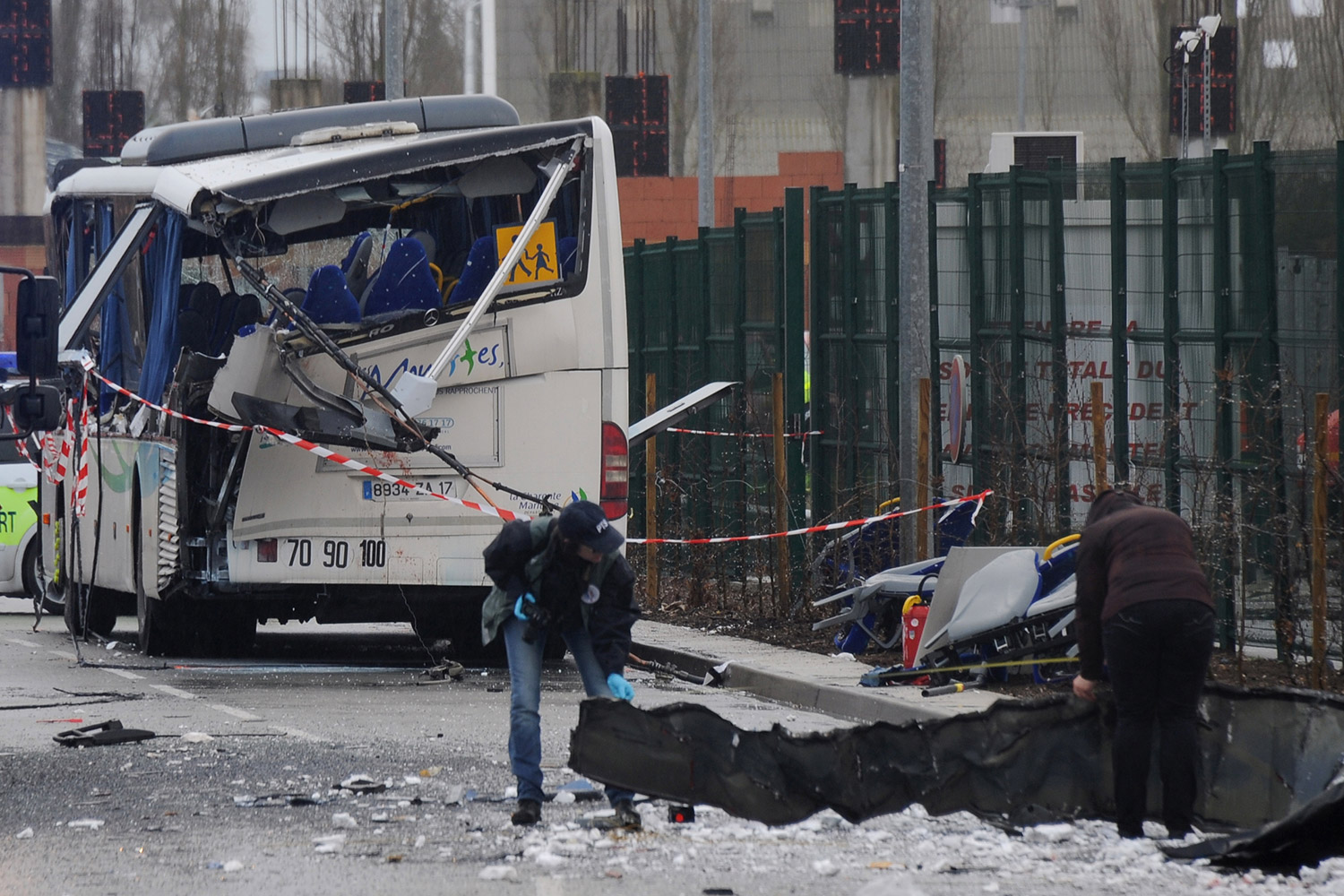 Mueren seis escolares al chocar un autobús contra un camión en Francia