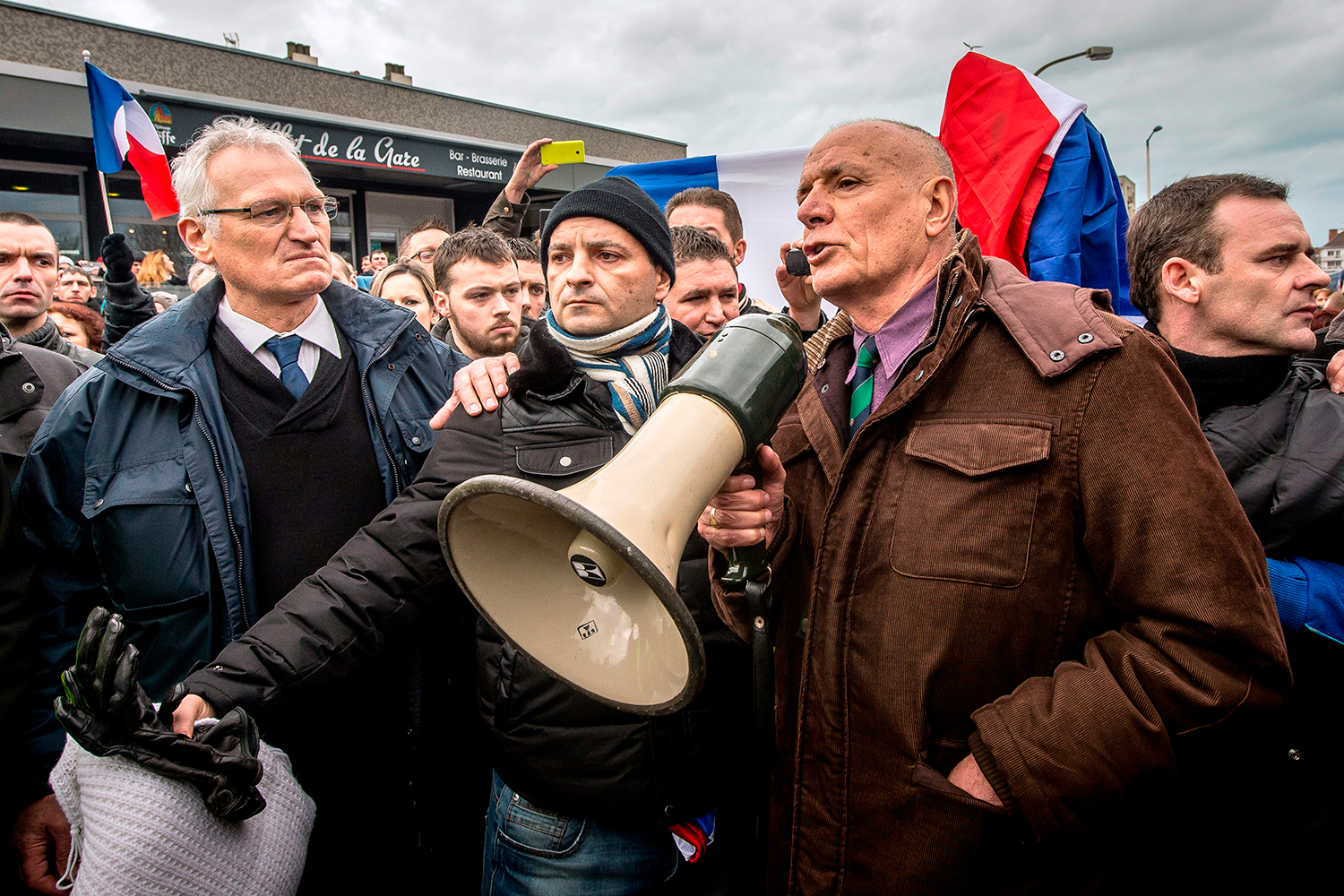 Un general retirado de 75 años lidera la revuelta contra los inmigrantes de Calais
