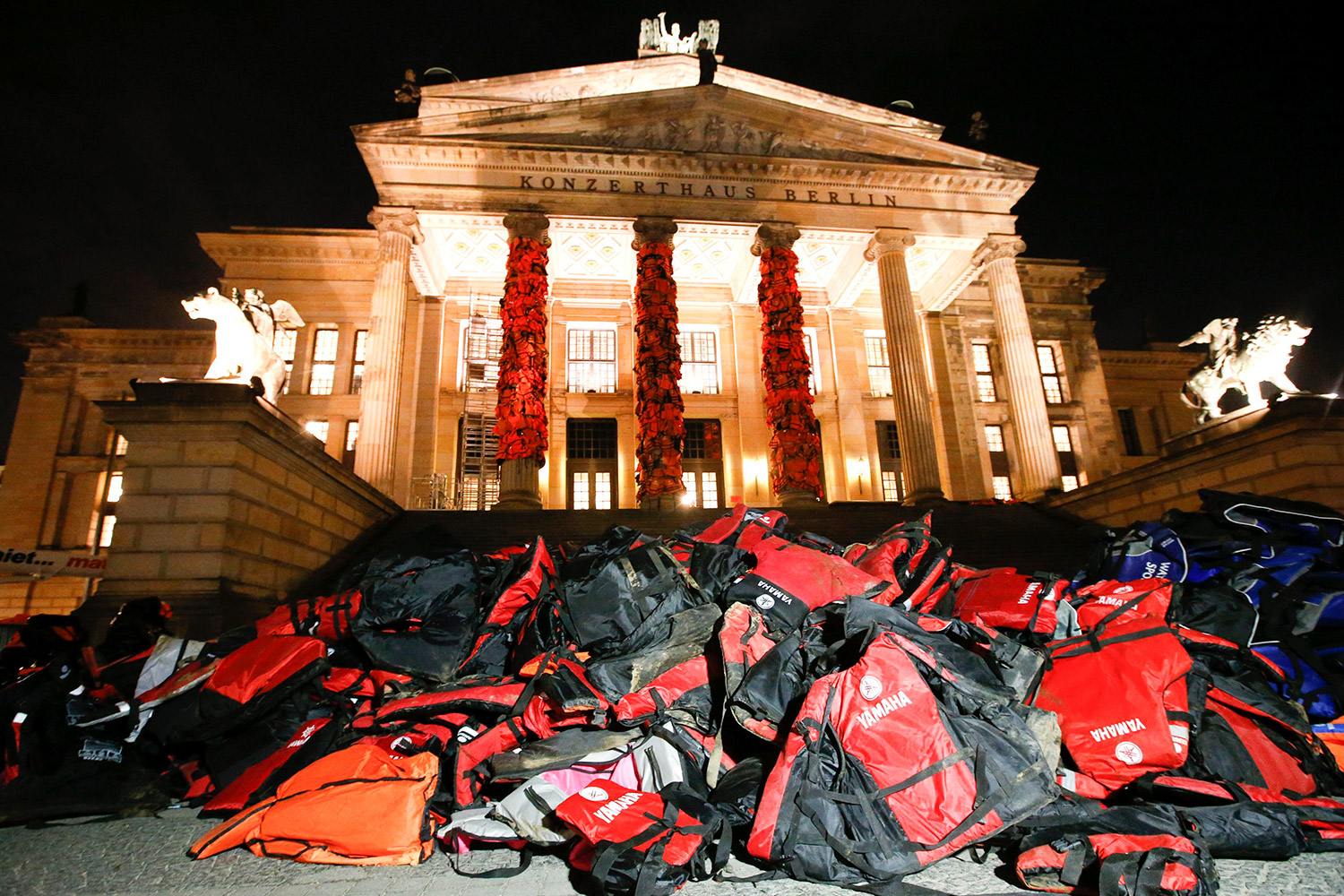 14.000 chalecos salvavidas cubren la fallada de un teatro en Berlín