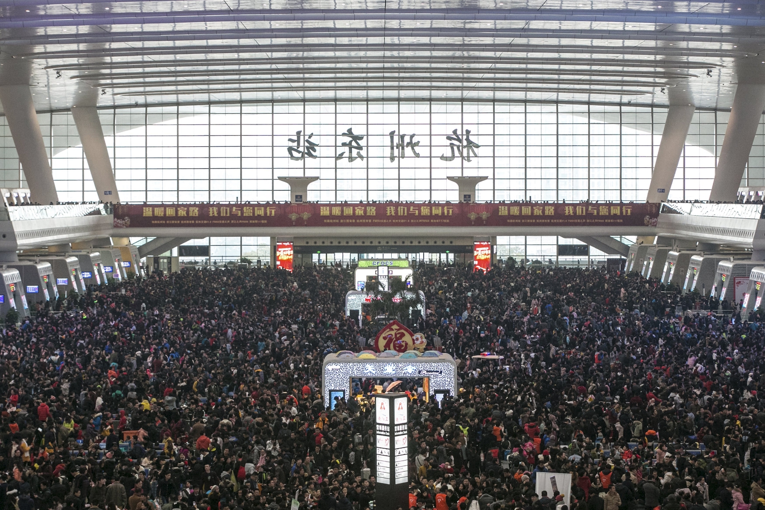 El éxodo del Año Nuevo chino colapsa las estaciones: 100.000 personas atrapadas