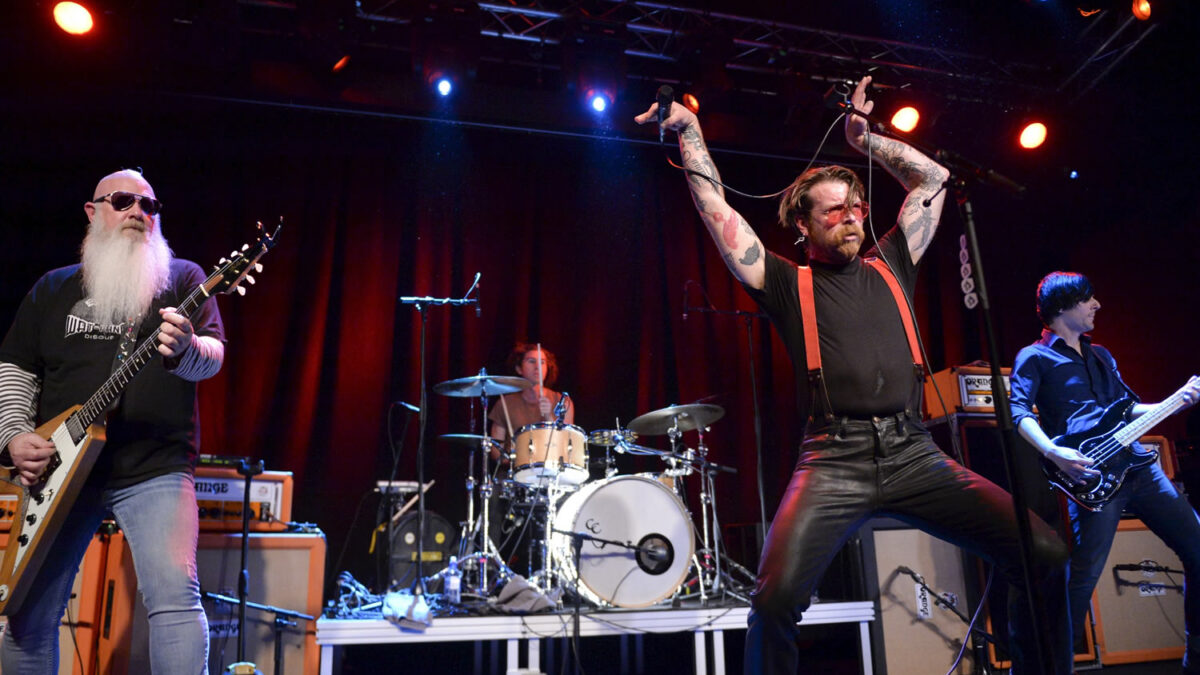 El regreso de Eagles of Death Metal: «Ya no voy a ningún lugar sin un revólver»