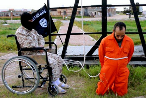 Estado Islámico publica imágenes de una crucifixión ejecutada por un yihadista en silla de ruedas