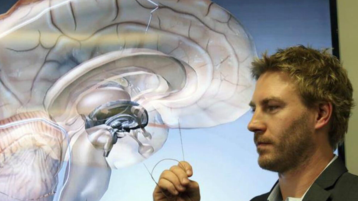 Un dispositivo hará que pacientes con parálisis caminen usando su mente