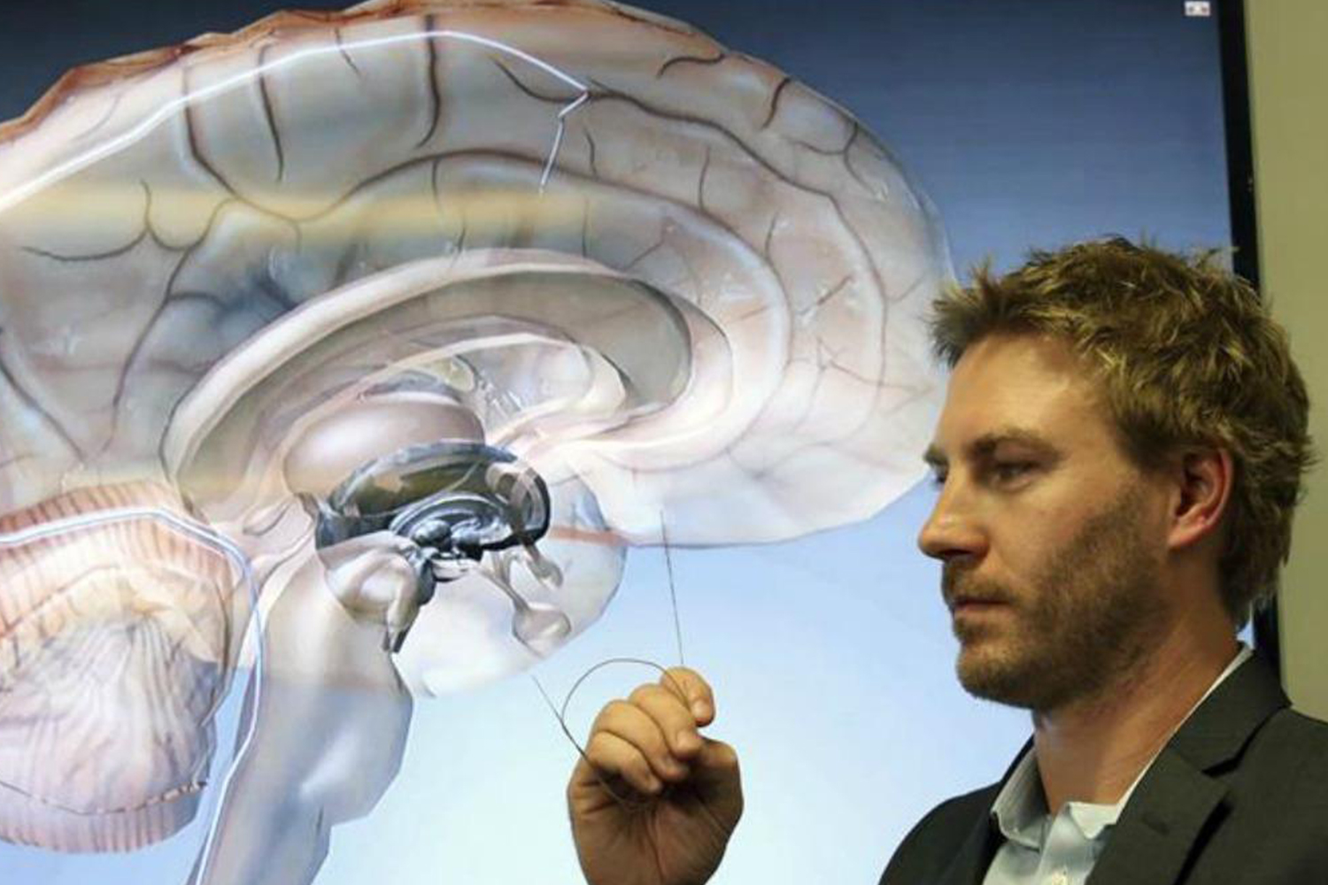 Un dispositivo hará que pacientes con parálisis caminen usando su mente