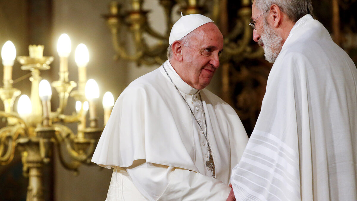 El papa Francisco corta la especulación con bodas, bautizos y comuniones