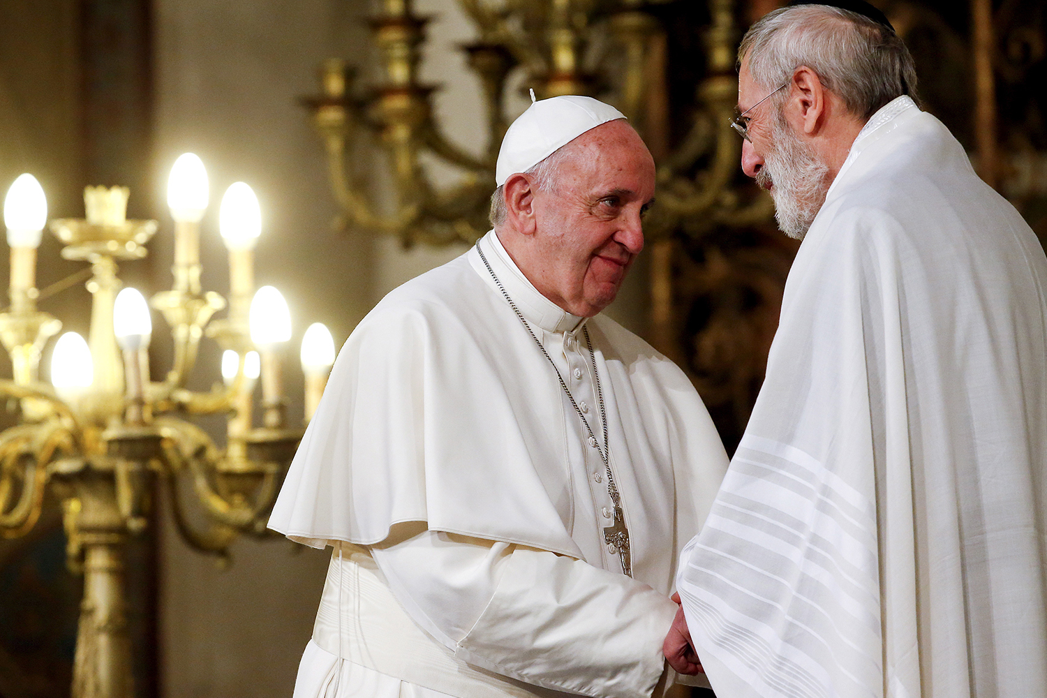 El papa Francisco corta la especulación con bodas, bautizos y comuniones