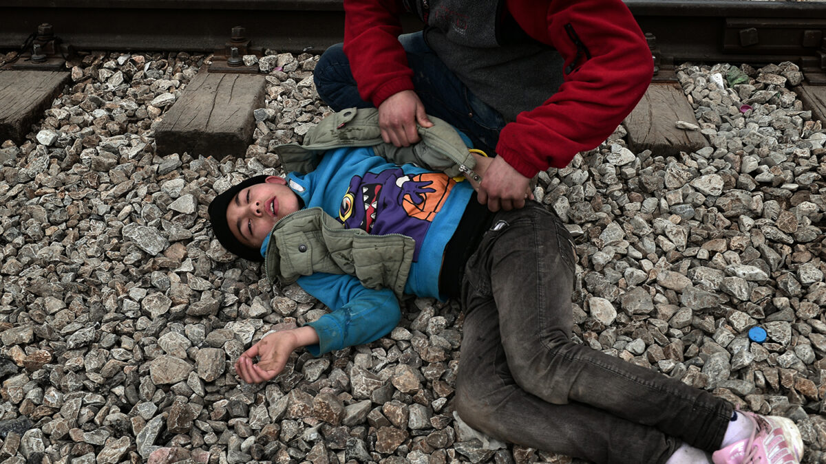Drama en la frontera entre Grecia y Macedonia tras la desesperación de miles de refugiados hacinados