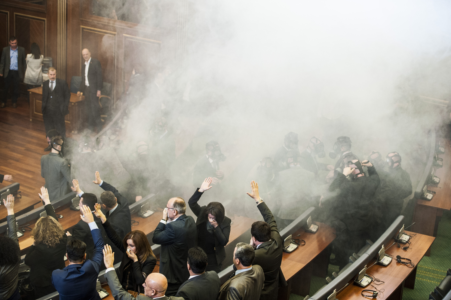 La oposición de Kosovo se opone al acuerdo con Serbia con gases lacrimógenos en plena sesión