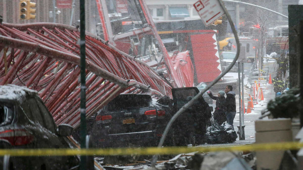 Se desploma una gigantesca grúa en el corazón de Manhattan y mata a una persona