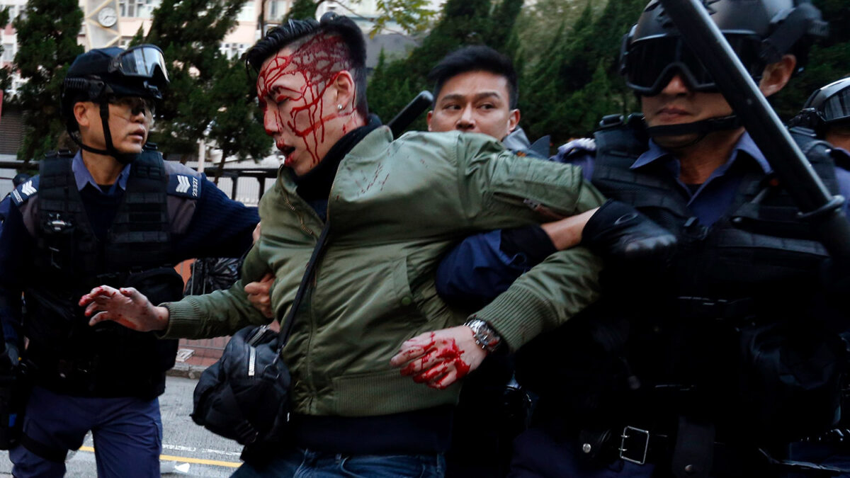 Hong Kong recibe el Año Nuevo con una violenta batalla campal