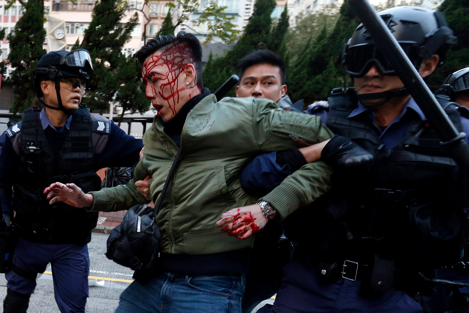 Hong Kong recibe el Año Nuevo con una violenta batalla campal
