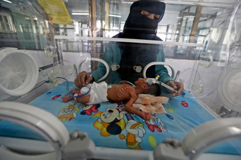 Una enfermera atiende a un recién nacido en un hospital de Yemen (REUTERS/Khaled Abdullah)