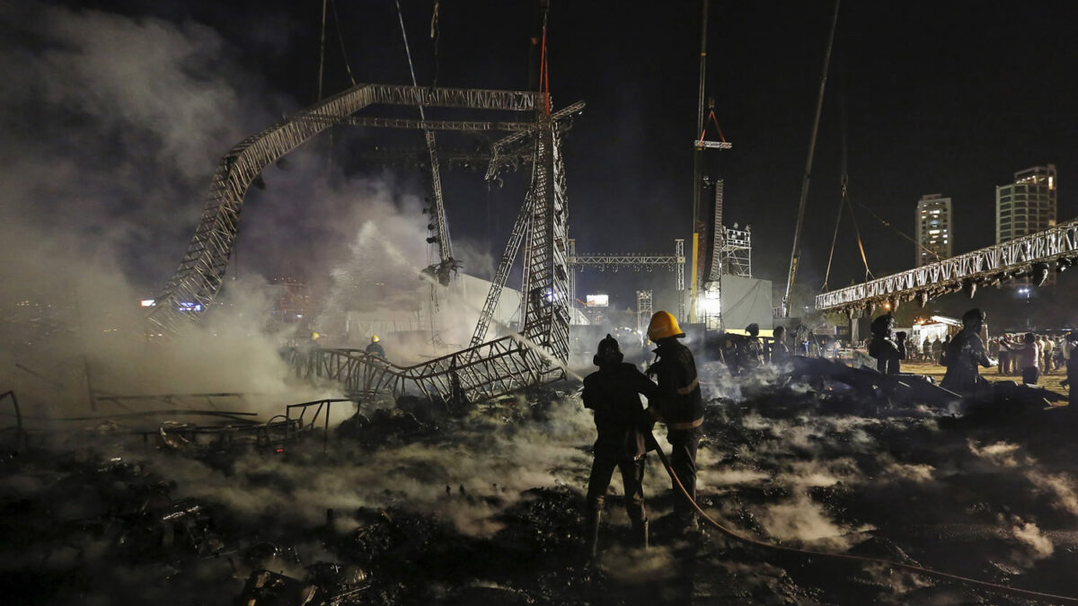 Colosal incendio en la gran exposición india para atraer inversión extranjera