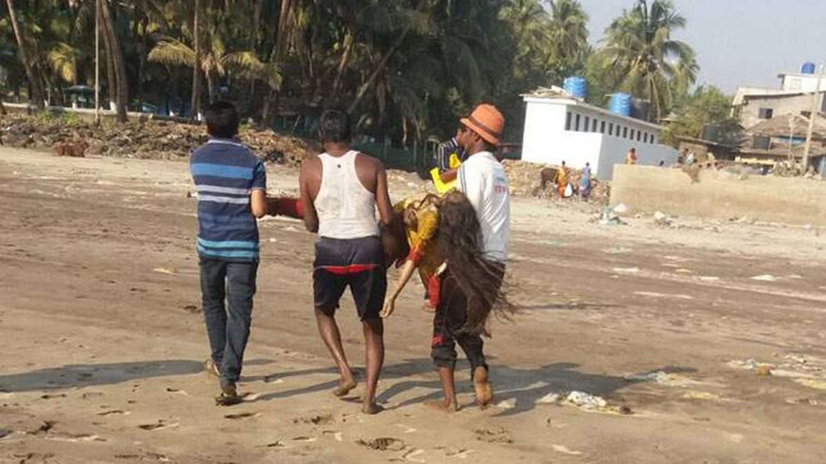 Decenas de estudiantes ahogados y desaparecidos en una excursión a una playa de India