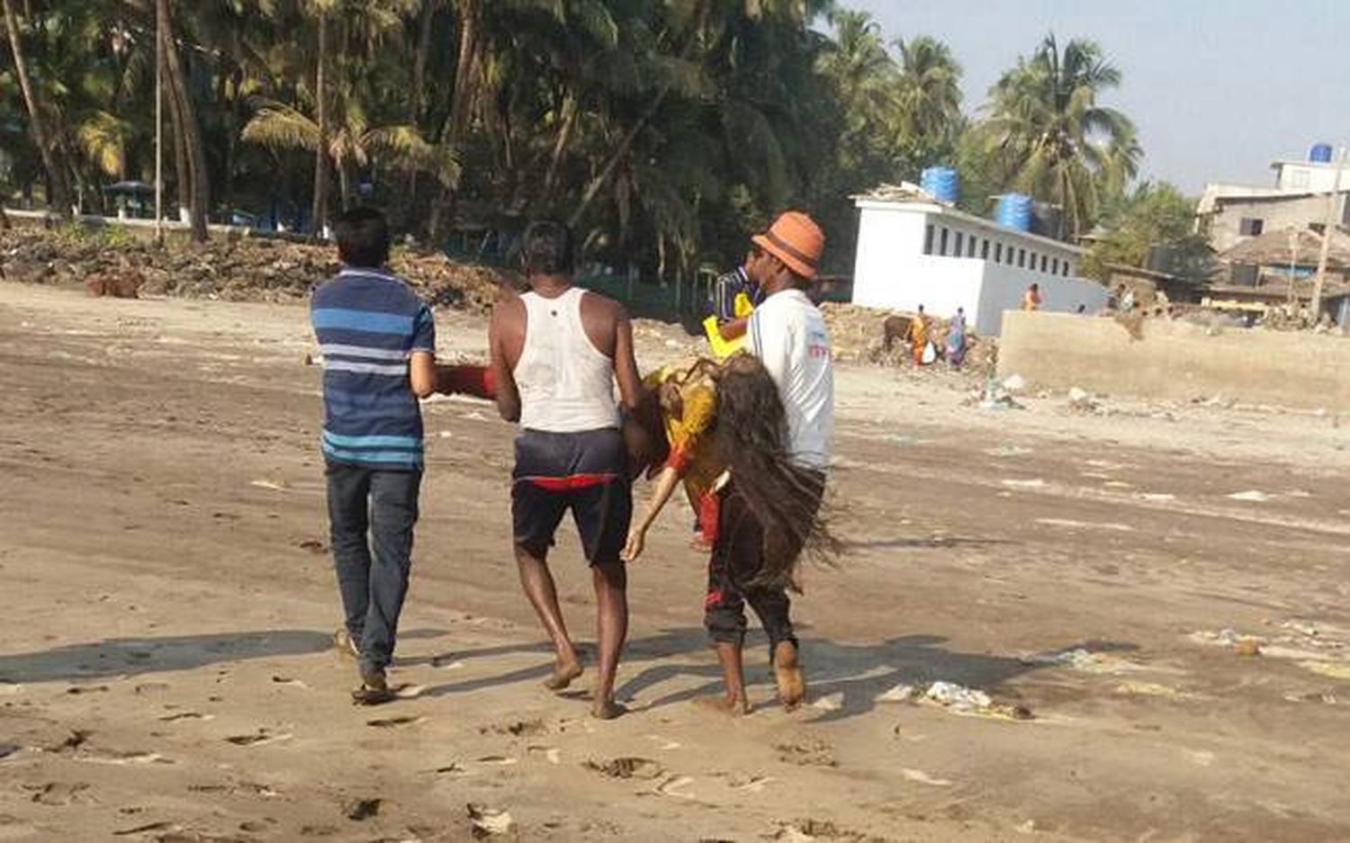 Decenas de estudiantes ahogados y desaparecidos en una excursión a una playa de India