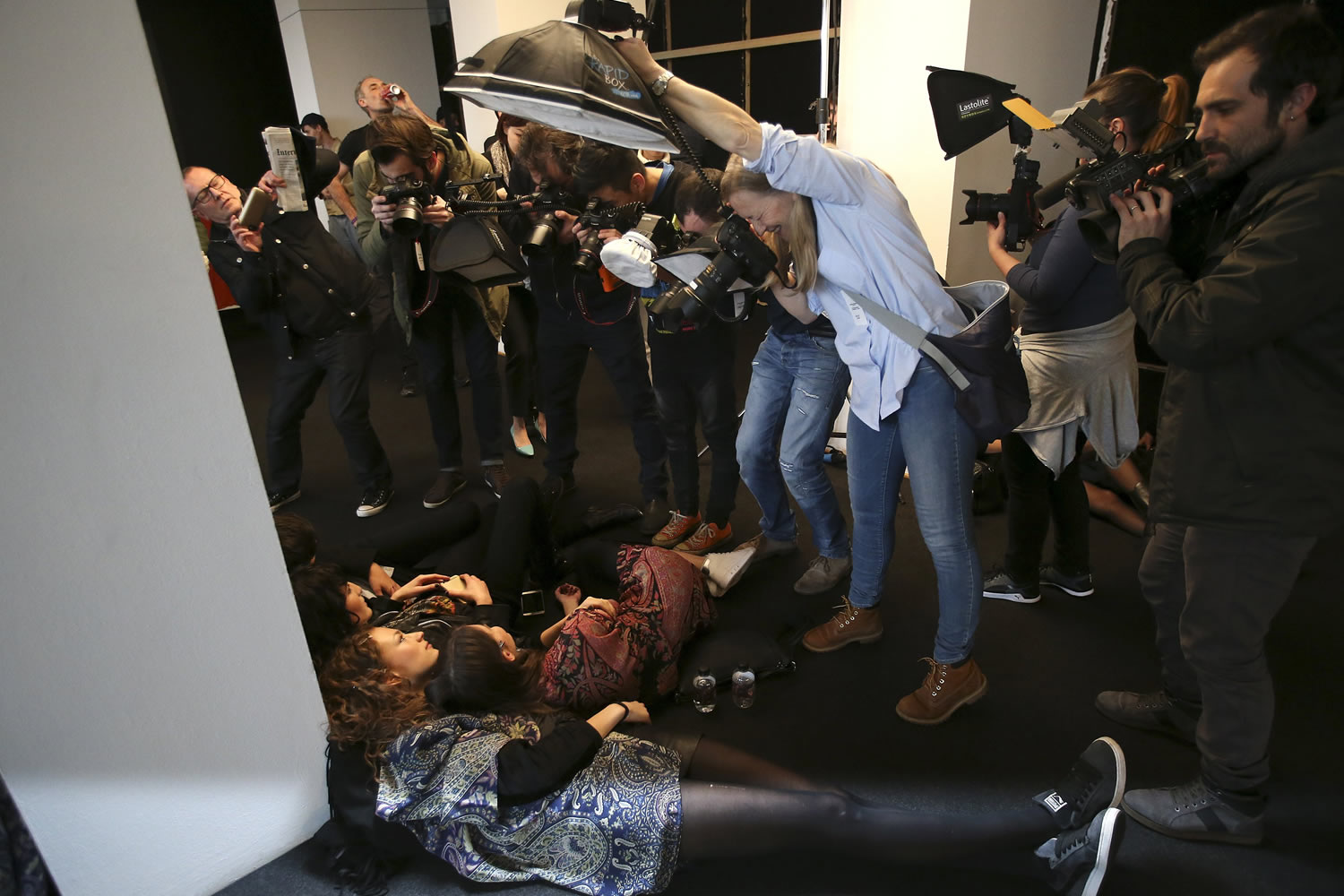 La histeria de los fotógrafos por entrar en el camerino de la Milan Fashion Week