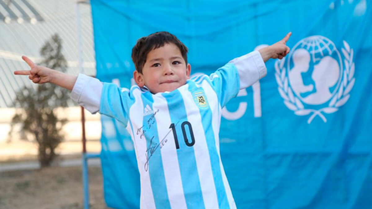 Messi cumple el sueño del niño de la bolsa de plástico