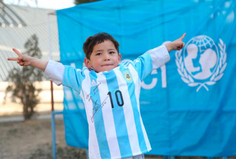 Messi cumple el sueño del niño de la bolsa de plástico