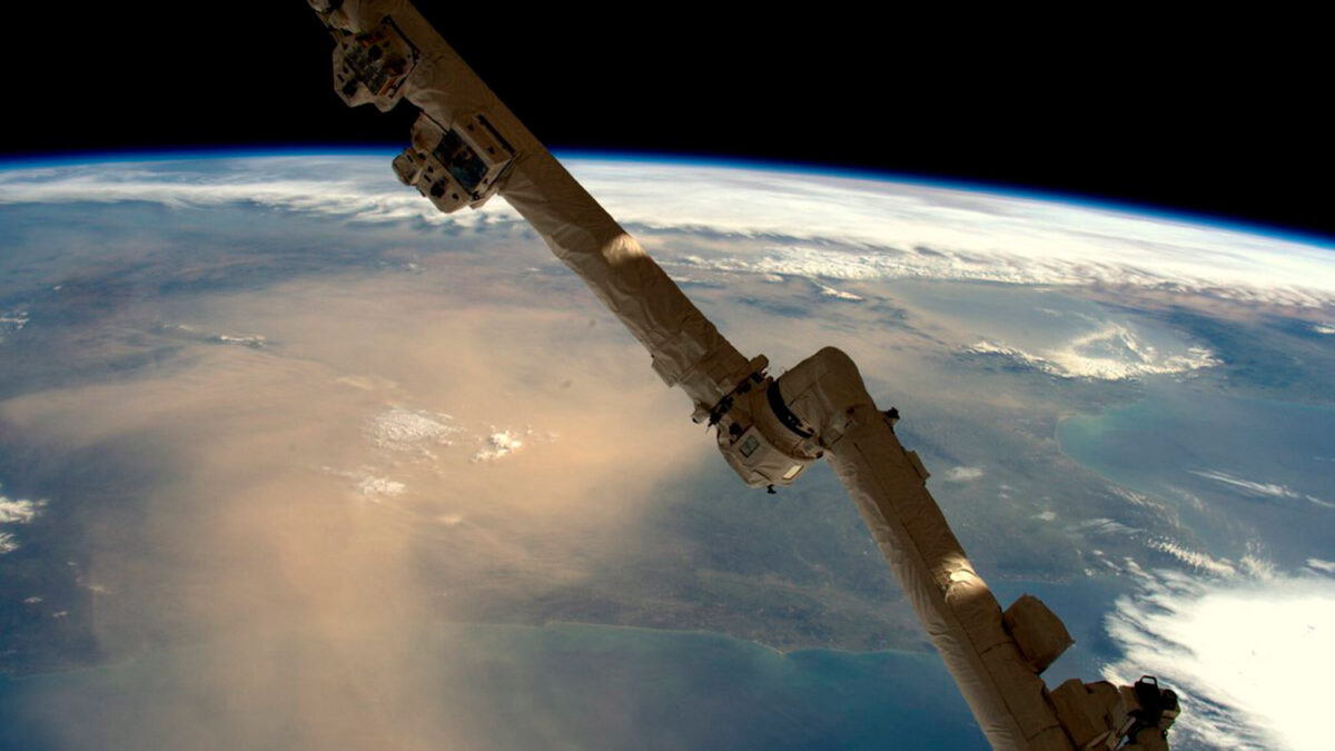 Un astronauta fotografía una gigantesca nube de polvo sobre España