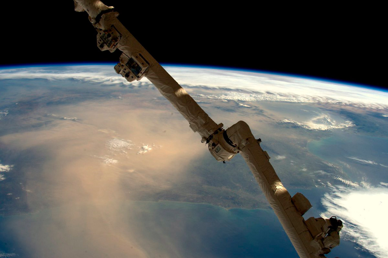 Un astronauta fotografía una gigantesca nube de polvo sobre España