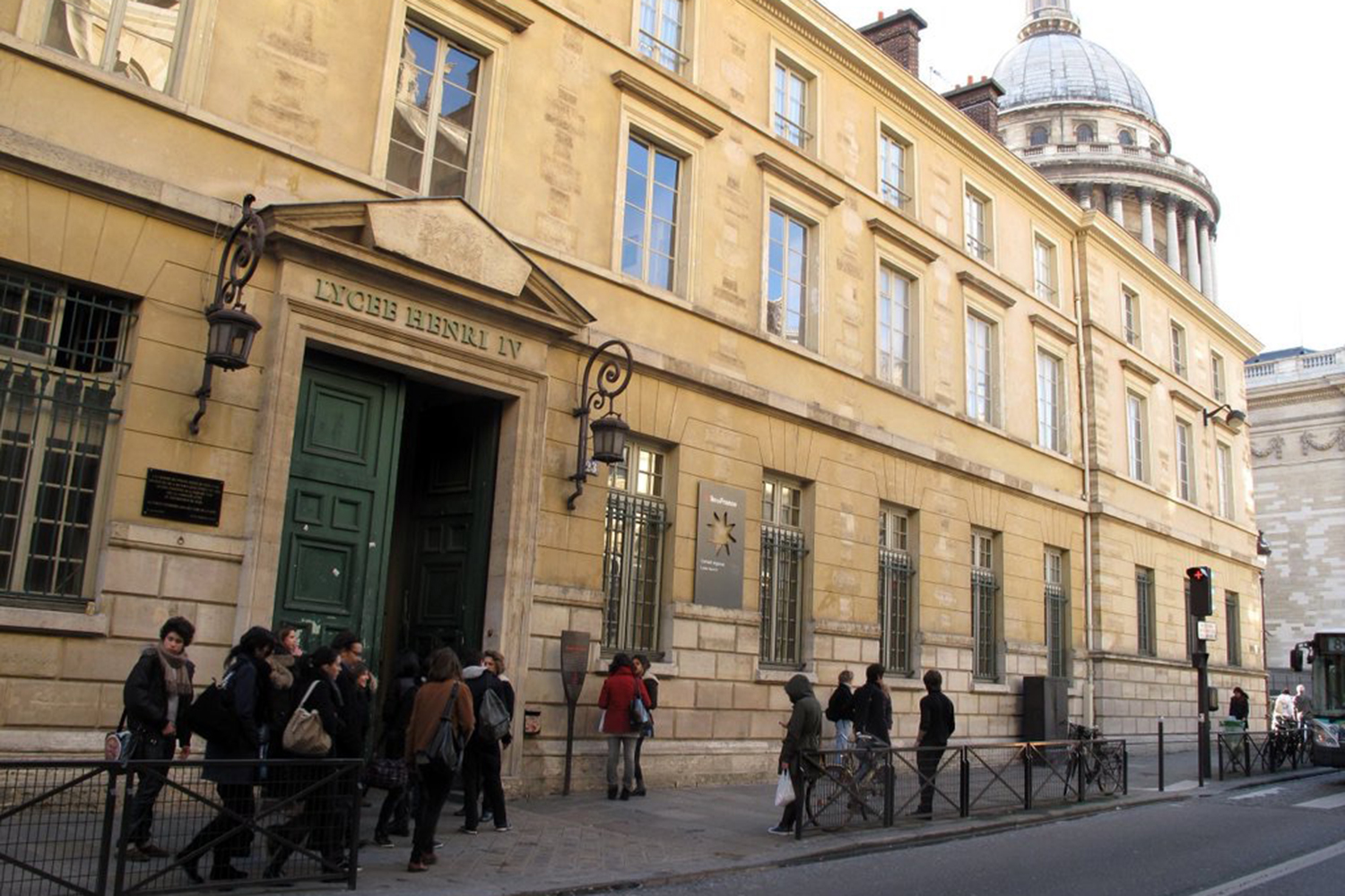 Desalojan de urgencia tres escuelas en París por amenaza terrorista