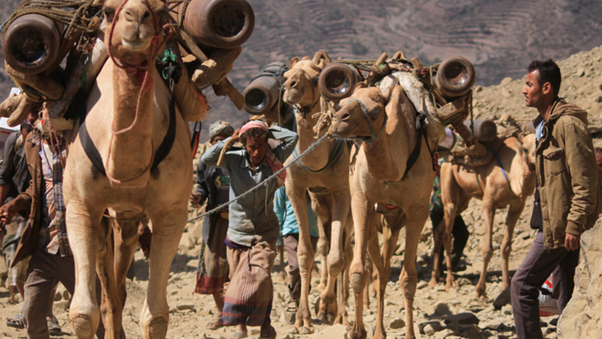 Traficantes de bombonas de oxígeno, salvadores de vidas en Yemen