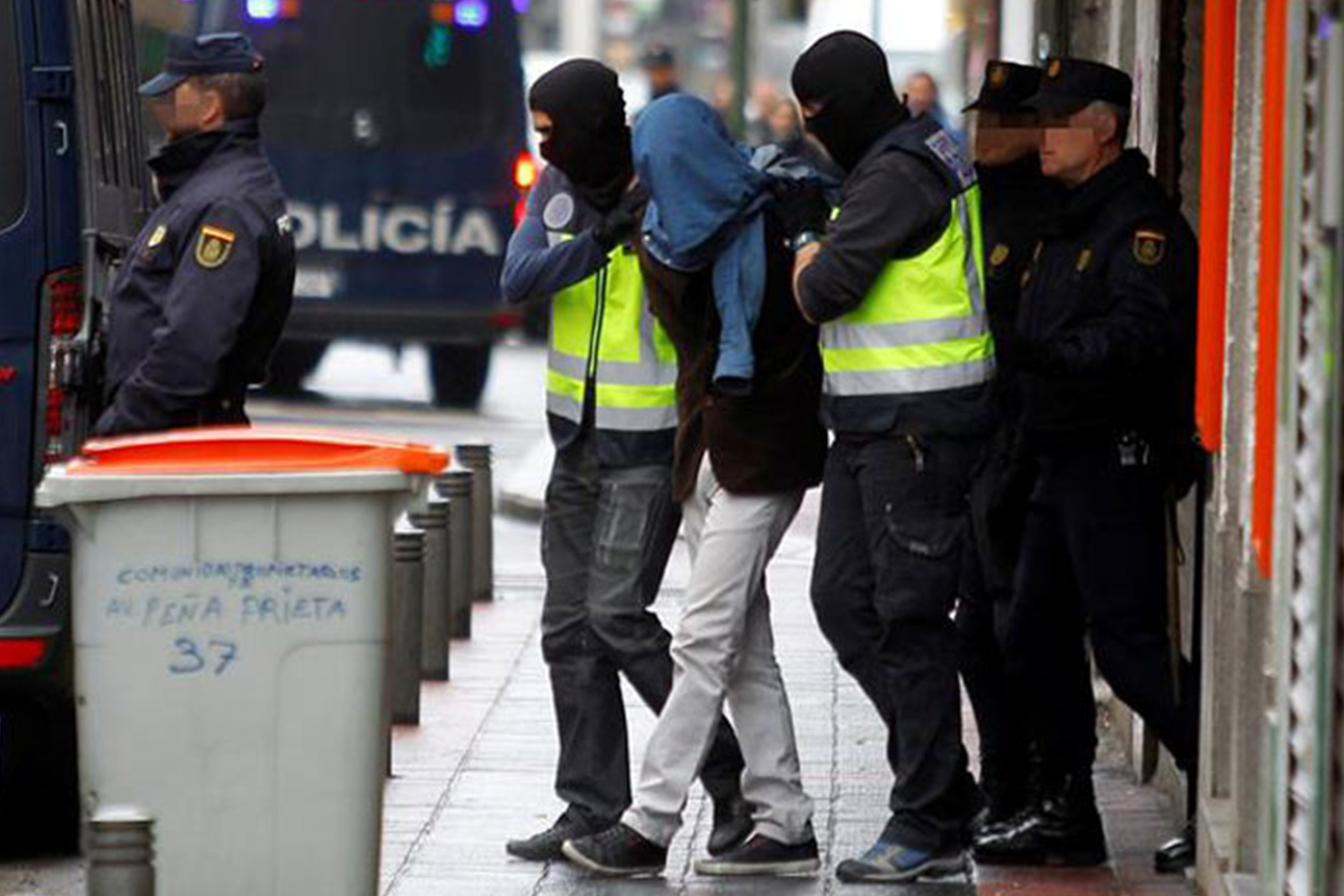 El negocio yihadista de la ropa usada en España