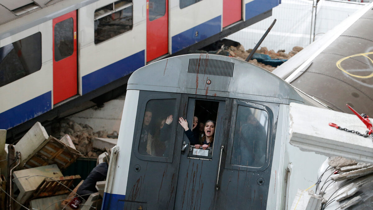 Un edificio colapsa en una estación de tren en el mayor simulacro de la historia