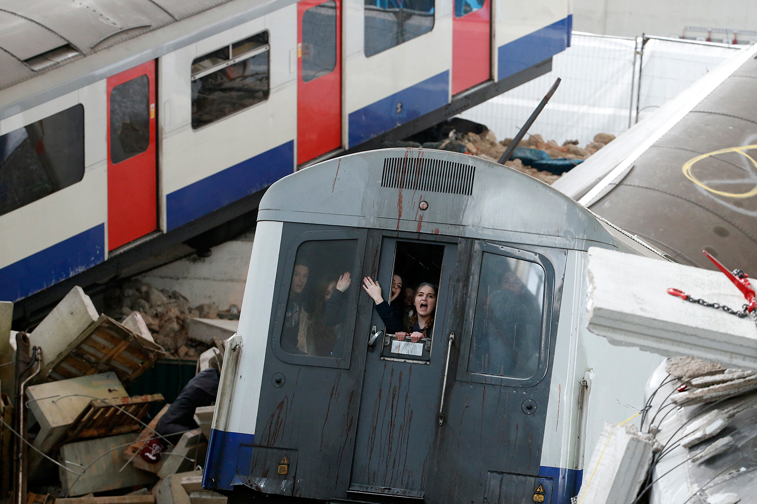 Un edificio colapsa en una estación de tren en el mayor simulacro de la historia