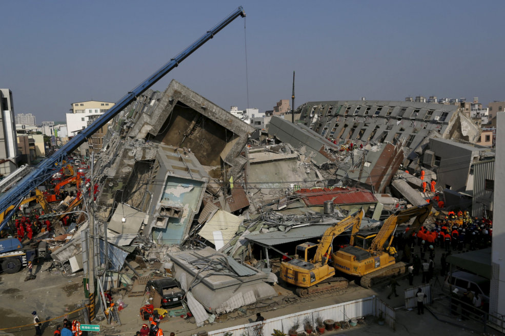 Detectan señales de vida de más de 30 personas entre los escombros en Taiwán