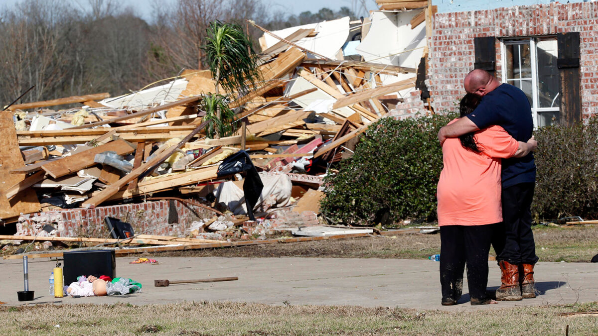 Una devastadora tormenta arrasa Virginia y mata a un niño de dos años