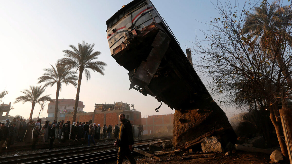 Espectacular descarrilamiento de un tren en Egipto deja más de 100 heridos